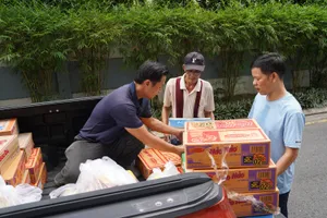 Người dân TP.HCM quyên góp nhu yếu phẩm gửi đồng bào vùng lũ ngày 21-11. Ảnh: THUẬN VĂN