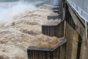 Chiều 19-11, thủy điện Sông Ba Hạ xả lũ cao nhất từ trước đến nay. Ảnh: TẤN LỘC