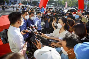 Phóng viên báo, đài tác nghiệp tại một sự kiện ở TP.HCM. Ảnh: NGUYỆT NHI