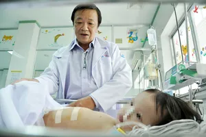 Bé gái 18 tháng tuổi có u gan to hơn nắm tay