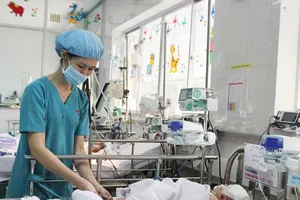 Bé sơ sinh bị đâm dao vào đầu tạm thoát viêm màng não mủ
