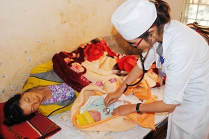 Thai phụ đi chợ đẻ rớt con trong nhà vệ sinh