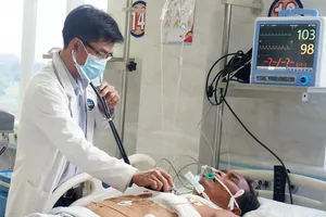 Mang lưỡi dao gãy trong phổi đi cấp cứu