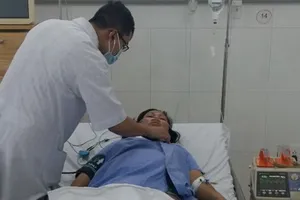 Khen thưởng đột xuất y, bác sĩ cứu sống sản phụ viêm cơ tim cấp