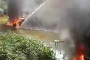 Điều tra suối gần khu công nghiệp bỗng dưng tràn dầu 