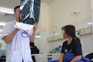 1 cô gái bị chủ đánh đập tại quán karaoke