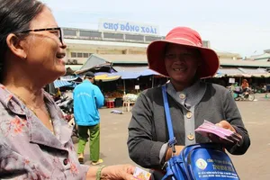  Chủ tịch tỉnh Bình Phước khen thưởng người bán vé số tốt bụng