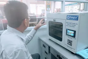 Độc đáo máy khử khuẩn cho tiền made in Việt Nam