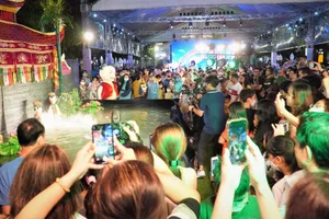 Người dân TP.HCM hân hoan chào đón kỷ niệm 46 năm thành phố mang tên Bác