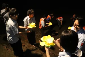 Lung linh đêm hoa đăng mừng đại lễ Vu Lan 