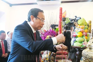 Lãnh đạo TP.HCM dâng hoa, dâng hương tưởng nhớ Chủ tịch Hồ Chí Minh và Chủ tịch Tôn Đức Thắng.