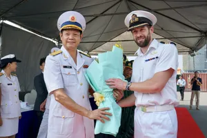 Cận cảnh tàu tuần tra xa bờ của Hải quân Hoàng gia Anh cập bến TP.HCM