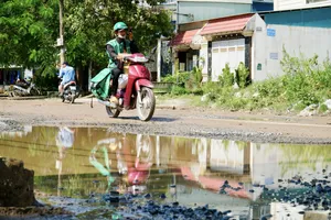 TP.HCM sẽ xử lý các tuyến đường hư hỏng, biển báo bị che khuất