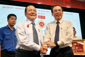 Trao huy hiệu 55 năm tuổi Đảng cho ông Lê Thanh Hải