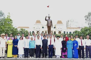 Lãnh đạo TP.HCM dâng hương, dâng hoa tưởng niệm Chủ tịch Hồ Chí Minh