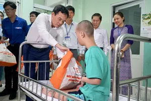 Phó Thủ tướng Trần Lưu Quang thăm, tặng quà trẻ có hoàn cảnh kém may mắn