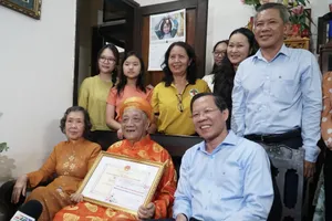 Chủ tịch TP.HCM Phan Văn Mãi chúc thọ người cao tuổi