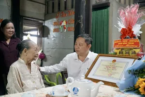 Phó Chủ tịch UBND TP.HCM Dương Anh Đức thăm hỏi người cao tuổi