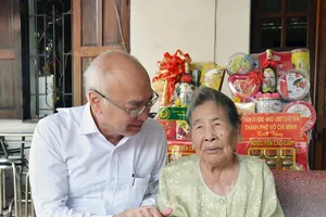 Trưởng Ban Tuyên giáo Thành ủy TP.HCM thăm gia đình chính sách