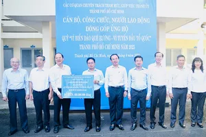 Thành ủy TP.HCM trao 400 triệu ủng hộ Quỹ “Vì biển đảo quê hương..."