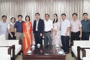 Trường Đại học Luật TP.HCM thăm, chúc mừng báo Pháp Luật TP.HCM 