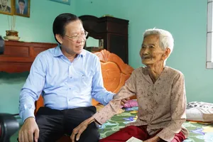 Chủ tịch TP.HCM Phan Văn Mãi thăm các Mẹ Việt Nam Anh hùng ở Củ Chi