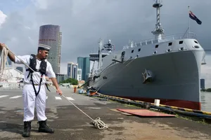 2 tàu hải quân Hoàng gia New Zealand cập cảng TP.HCM