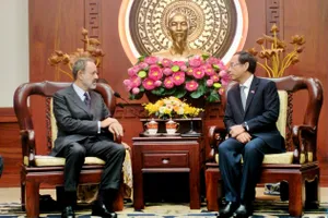 Bí thư Thành ủy TP.HCM Nguyễn Văn Nên tiếp ông Marco della Seta, tân Đại sứ Italia tại Việt Nam. Ảnh: HỒNG THẮM