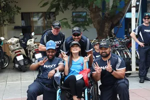 Thuỷ thủ New Zealand thăm Làng May Mắn, tặng xe lăn cho người khuyết tật