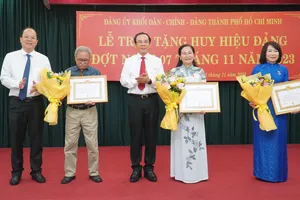 Chủ tịch HĐND TP.HCM Nguyễn Thị Lệ nhận huy hiệu 30 năm tuổi Đảng