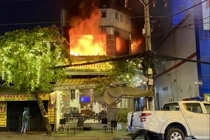 Cháy quán cà phê ở đường Nơ Trang Long, Bình Thạnh