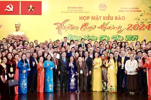 Chủ tịch TP.HCM Phan Văn Mãi mong kiều bào góp thêm tri thức và công nghệ