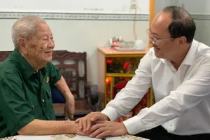 Lãnh đạo TP.HCM thăm hỏi chiến sĩ tham gia chiến dịch Điện Biên Phủ