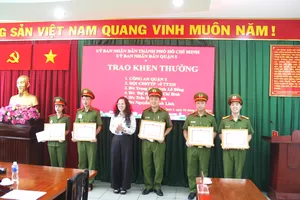 Quận 5 khen thưởng lực lượng bắt nhóm móc túi sinh viên trong lễ tốt nghiệp