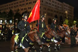 Hàng ngàn người đổ về phố đi bộ Nguyễn Huệ xem diễu hành kỵ binh