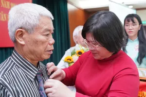 Đảng ủy Khối Dân - Chính - Đảng TP.HCM trao Huy hiệu Đảng dịp 2-9 cho 29 đảng viên