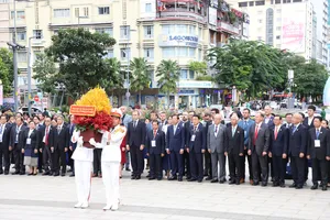 Chủ tịch Phan Văn Mãi cùng đại biểu quốc tế dâng hoa tưởng niệm Chủ tịch Hồ Chí Minh