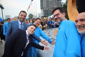 Đại biểu quốc tế đến TP.HCM ngắm biểu tượng hữu nghị, uống cà phê trứng