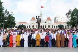 Đoàn đại biểu MTTQ Việt Nam TP.HCM dâng hoa tưởng niệm Chủ tịch Hồ Chí Minh