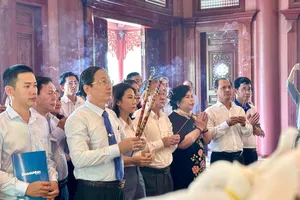 Đoàn doanh nhân TP.HCM dâng hương tưởng niệm cố Thủ tướng Phan Văn Khải