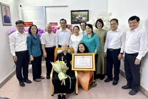 Linh mục Phan Khắc Từ nhận Huân chương Lao động hạng Ba