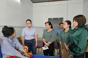 Lãnh đạo MTTQ Việt Nam TP.HCM thăm hỏi nạn nhân vụ cháy nhà trọ ở Thủ Đức