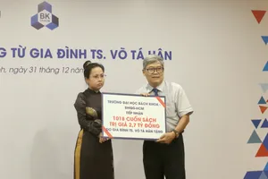 Kiều bào Mỹ tặng lô sách quý trị giá 2,7 tỉ đồng cho trường ĐH Bách Khoa TP.HCM