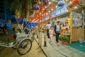 Người dân du xuân, ngắm Tết xưa giữa lòng TP.HCM