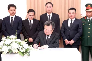 Lãnh đạo TP.HCM đến viếng, ghi sổ tang Đại tướng Khamtay Siphandone, nguyên Chủ tịch nước Lào