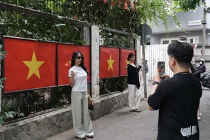 Giới trẻ TP.HCM nô nức săn ảnh mừng 50 năm thống nhất đất nước