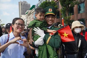 Chiến sĩ diễu binh bịn rịn chia tay người yêu sau lễ tổng duyệt đại lễ 30-4