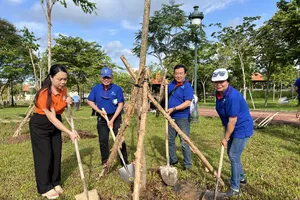 Kiều bào TP.HCM tham gia trồng cây dịp 135 năm ngày sinh Bác Hồ