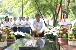 Đoàn lãnh đạo TP.HCM dâng hương tưởng niệm anh hùng liệt sĩ tại đặc khu Côn Đảo