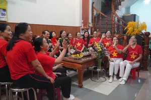 Người dân TP.HCM rủ nhau dậy sớm xem diễu binh, đón 'Ngày hội non sông